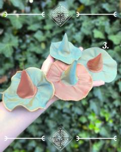 Foto van het artikel 3. Groen met goud tip - Haarclip “Heksenhoed”