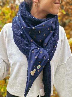 Photo de l'article Grand Foulard Dame Bleu Doré — Élégance & Chaleur