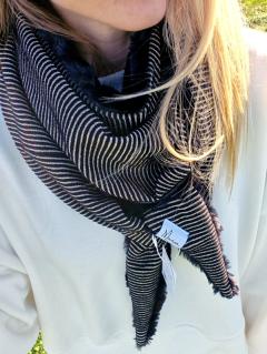 Foulard noir aux détails dorés porté autour du cou, création élégante signée Manon Creation / Zwarte sjaal met gouden accenten gedragen rond de hals, stijlvolle creatie van Manon Creation / Black scarf with golden details worn around the neck, elegant creation by Manon Creation