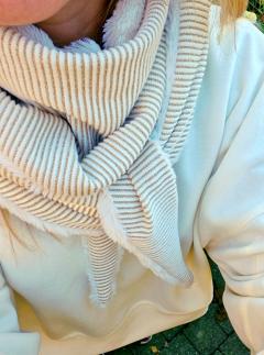 Foulard écru aux touches dorées en tissu doux, création artisanale Manon Creation / Ecrukleurige sjaal met gouden details in zachte stof, handgemaakt door Manon Creation / Ecru scarf with golden accents in soft fabric, handcrafted by Manon Creation