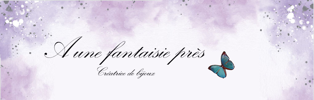 Logo officiel A une fantaisie près, marque belge de bijoux artisanaux créés par Laurence Deschryver. Symbole de légèreté, créativité et élégance. Chaque bijou fait main exprime émotion et authenticité. Découvrez sa collection sur Wimzzi.com. / Logo van A une fantaisie près, Belgisch juwelenmerk, handgemaakt met passie en verfijning. Symbool van elegantie en creativiteit – verkrijgbaar op Wimzzi.com. / Logo of A une fantaisie près, Belgian handmade jewelry brand blending art, emotion, and craftsmanship. Elegant, creative, and timeless — shop on Wimzzi.com.