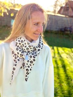 Foulard léopard doux porté autour du cou, création textile Manon Creation, élégant et chaleureux / Zachte luipaardsjaal gedragen rond de hals, textielcreatie van Manon Creation / Soft leopard scarf worn around the neck, textile creation by Manon Creation