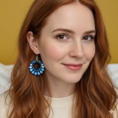 Photo de l'article Boucles d'oreille en bois "Dotty Drops" - Dégradés de bleu