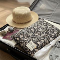 Photo de l'article Pochette livre noir fleuri