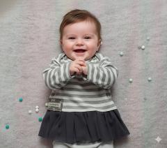 Ensemble bébé 6 mois marinière à volants, tenue artisanale pour cadeau de naissance original, look marin chic pour petite fille, création made in Belgium douce et confortable / Baby outfit 6 maanden marinière met volant, handgemaakte babykleding als origineel geboortecadeau, maritieme meisjeslook zacht en comfortabel Belgisch design / 6-month baby girl outfit with ruffled sailor top, handmade newborn gift idea, chic nautical baby clothing soft and comfortable made in Belgium