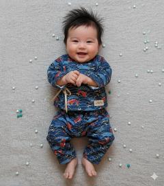 Bébé 6 mois portant ensemble hiver motif koi – vêtements bébé artisanaux made in Belgium, cadeau naissance tendance et unique / Baby 6 maanden draagt winterset met koi print – ambachtelijke babykleding made in Belgium, trendy en uniek geboortecadeau / 6-month baby wearing koi winter outfit – handmade in Belgium baby clothes, trendy and unique newborn gift