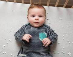 Marinière bébé portée, vêtement bébé artisanal fait main, cadeau naissance plein de douceur / Gedragen baby marinière, ambachtelijke babykleding, zacht kraamcadeau / Baby wearing handmade marinière, artisanal baby clothing, soft newborn gift