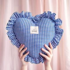 Foto van het artikel Upcycled blauw Vichy kussen met ruches