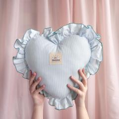 Foto van het artikel Upcycled mintkleurig kussen met ruches