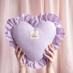 Photo de l'article Coussin à volants lilas upcyclé