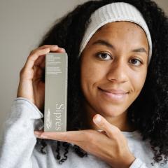 Huile démaquillante douce appliquée sur le visage, soin naturel pour peau sensible / Zachte reinigingsolie voor het gezicht, natuurlijke verzorging / Gentle facial cleansing oil applied to skin, natural care for sensitive skin