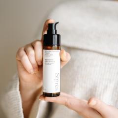 Soin nettoyant visage à base d’huiles végétales, démaquillage efficace sans agresser la peau / Gezichtsreiniging op basis van plantaardige oliën, zachte make-up verwijdering / Plant-based facial cleanser, effective makeup removal without drying the skin