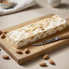 Nougat belge au miel et caramel beurre salé coupé en tranches, spécialité artisanale Chez Blanche, Jean Galler / Belgische honingnougat met gezouten boterkaramel in plakken, Chez Blanche, Jean Galler / Belgian honey nougat with salted butter caramel sliced, artisanal specialty by Chez Blanche, Jean Galler