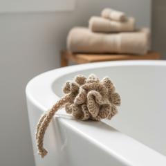 Fleur de douche en chanvre naturel – accessoire salle de bain zéro déchet, exfoliation douce, slow life et cosmétique durable made in Europe / Natuurlijke hennep douchebloem – zero waste badkameraccessoire, zachte scrub, duurzaam en ecologisch leven / Natural hemp shower sponge – zero waste bathroom essential, gentle exfoliation, sustainable slow living lifestyle