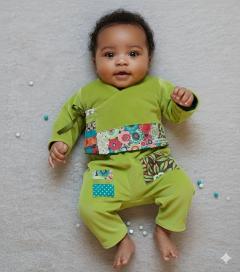 Tenue bébé 3 mois portée cousue main Ethi-Khet, création textile éthique par Anne Morin, vêtement bébé confortable et durable, idée cadeau naissance locale disponible sur Wimzzi / Gedragen babyoutfit 3 maanden handgemaakt Ethi-Khet, ethische textielcreatie van Anne Morin, comfortabele en duurzame babykleding via Wimzzi / Worn handmade baby outfit 3 months Ethi-Khet by Anne Morin, ethical baby clothing, local newborn gift on Wimzzi