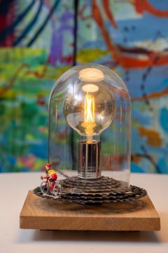 Lampe artisanale design créée par Didier Vandenbosch, pièces de vélo recyclées et bois massif, objet déco unique / Ambachtelijke designlamp van Didier Vandenbosch, gerecycleerde fietsonderdelen en massief hout / Artisanal design lamp by Didier Vandenbosch, recycled bicycle parts and solid wood, unique decor piece