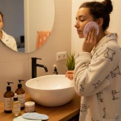 Lingettes lavables fleuries utilisées en routine visage zéro déchet – alternative durable aux cotons jetables, fabrication artisanale belge / Herbruikbare bloemen-wasdoekjes in zero waste gezichtsverzorging – duurzaam alternatief voor wegwerp wattenschijfjes, handgemaakt in België / Floral reusable face wipes for zero waste skincare routine – sustainable alternative to disposable cotton pads, handmade in Belgium