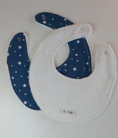 Bavoirs bébé blancs et bleus (lot de 2) – confection artisanale belge douce et pratique / Baby slabbetjes wit en blauw (set van 2) – zachte en praktische Belgische creatie / White and blue baby bibs (set of 2) – soft and practical Belgian handmade