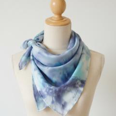 Foto van het artikel Vierkante zijden sjaal 90x90 cm – Handgeschilderd pongé zijde, blauw en paars tinten, uniek ontwerp