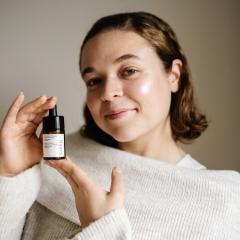 Sérum visage apaisant contre les rougeurs, soin naturel pour peaux sensibles / Kalmerend gezichtsserum tegen roodheid, natuurlijke verzorging voor gevoelige huid / Soothing facial serum against redness, natural care for sensitive skin