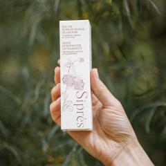 Eau florale de rose de Damas Sipres tenue en main, hydrolat naturel pour le visage / Sipres Damascusroos hydrolaat in de hand, natuurlijk bloemenwater voor het gezicht / Sipres Damask rose water held in hand, natural floral hydrosol for facial care