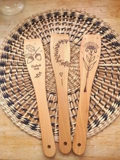 Photo de l'article Cuillère ou spatule en bois pyrogravée – Cadeau fait main pour passionné·e de cuisine