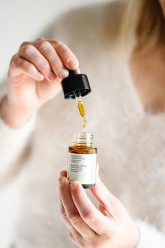 Sérum visage naturel à base de chanvre local, huile nourrissante pour peau sensible, fabrication artisanale belge / Gezichtsserum met Belgische hennep, voedende natuurlijke verzorging / Natural face serum with Belgian hemp oil, artisan skincare