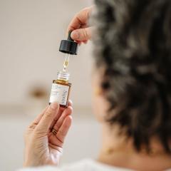 Huile végétale de noyaux de prune appliquée sur le visage, soin illuminant naturel, cosmétique française artisanale / Pruimenolie voor stralende huid, natuurlijke gezichtsverzorging / Plum kernel oil for glowing skin, natural facial care