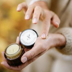 Baume multi-usage à la lavande appliqué sur les mains, soin naturel apaisant, cosmétique artisanale slow beauty / Lavendel multi-use balsem op handen, natuurlijke verzorging / Lavender multi-purpose balm, natural soothing skincare