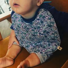 Bavoir bébé Liberty fait main, coton doux, cadeau naissance artisanal et responsable / Handgemaakte baby slab met Liberty print, zacht katoen / Handmade Liberty baby bib, soft cotton, eco-friendly newborn gift