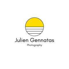 Logo Julien Gennatas Photographie, photographe belge indépendant, univers visuel artistique et contemporain, regard créatif sur le monde, création artistique made in Belgium, artisan sélectionné par Wimzzi / Logo van Julien Gennatas Fotografie, Belgische onafhankelijke fotograaf, artistiek en hedendaags visueel universum, Belgische creatie, Wimzzi selectie / Julien Gennatas Photography logo, Belgian independent photographer, contemporary artistic visual universe, made in Belgium, curated by Wimzzi