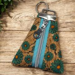 Porte-clé en liège naturel fait main, accessoire écologique et durable, petite idée cadeau made in Belgium / Handgemaakte sleutelhanger in natuurlijk kurk, duurzaam accessoire, Belgisch cadeau / Handmade cork keychain, eco-friendly and durable accessory, small gift made in Belgium