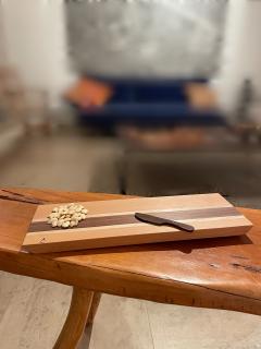 Planche à fromage artisanale en bois naturels, idéale pour apéritif convivial, cadeau durable pour maison chaleureuse / Ambachtelijke kaasplank in natuurlijk hout, perfect voor gezellige apero, duurzaam geschenk / Artisan wooden cheese board, perfect for sharing moments, eco-friendly home gift