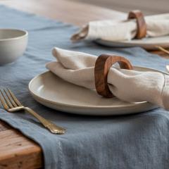 Rond de serviette Triangle en noyer sur table dressée, esprit design belge style SERAX, décoration de table chic et naturelle / Driehoek servetring in notenhout op gedekte tafel, Belgisch design in SERAX-stijl, stijlvolle en natuurlijke tafeldecoratie / Walnut triangle napkin ring on styled dining table, Belgian SERAX-inspired design, chic and natural table decor