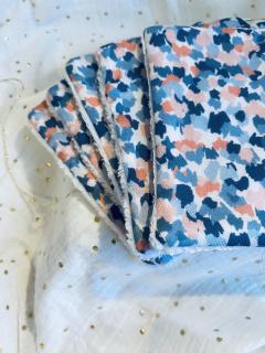 Lingettes lavables en bambou motif bleu, achat éthique et responsable pour salle de bain zéro déchet / Herbruikbare bamboe doekjes blauw patroon, ethische en duurzame aankoop / Reusable bamboo wipes blue pattern, ethical and sustainable bathroom choice