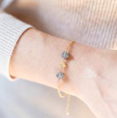 Bracelet Lola porté au poignet, argent vermeil et quartz gris, bijou minimal chic pour femme / Lola armband gedragen, verguld zilver en grijze kwarts, minimalistisch chic damesjuweel / Lola bracelet worn on wrist, vermeil silver and grey quartz, minimalist chic jewelry