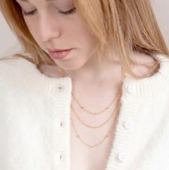 Just in Jewels Collier Loulou porté, argent vermeil triple chaîne, bijou féminin chic, idée cadeau / Loulou halsketting gedragen, drievoudige vergulde ketting, stijlvol damescadeau / Loulou necklace worn, triple vermeil chains, chic feminine jewelry gift