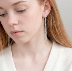 Boucles d’oreilles Loulou portées, argent rhodié triple chaîne, bijou raffiné pour femme / Loulou oorbellen gedragen, drievoudige ketting in gerhodineerd zilver, verfijnd juweel / Loulou earrings worn, triple chain rhodium silver, refined women’s jewelry