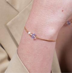 Bracelet Harmonia Blue Faberhaus en nacre de cristal et cristal d’Autriche Swarovski, bijou artisanal élégant fait main, éclat bleu raffiné, création féminine unique et exclusive, idée cadeau luxe original pour femme / Armband Harmonia Blue Faberhaus met Swarovski kristallen en parelmoer kristal, handgemaakt elegant juweel met verfijnde blauwe glans, uniek en exclusief cadeau / Harmonia Blue bracelet by Faberhaus featuring Swarovski Austrian crystals and crystal mother-of-pearl, elegant handmade jewelry with refined blue sparkle, unique and exclusive luxury gift for her