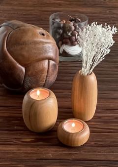 Bougeoir artisanal en bois de cerisier, objet déco naturel fait main, création chaleureuse et élégante pour la maison / Ambachtelijke kandelaar in kersenhout, handgemaakt decoratief object, warm interieurdetail / Handmade cherry wood candle holder, natural artisanal decor piece, warm home accent