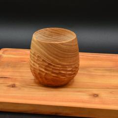 Photo de l'article Tasse texturée 2 – pièce en bois de frêne, rainures artisanales visibles