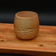 Photo de l'article Tasse texturée 3 – tasse en frêne tournée main avec relief chaleureux