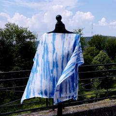 Poncho en soie bleu ciel – pièce unique peinte à la main, élégance naturelle à offrir / Lichtblauwe zijden poncho – handgeschilderd uniek stuk, natuurlijk en elegant cadeau / Light blue silk poncho – hand-painted one-of-a-kind, natural elegance to offer