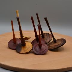 Toupies artisanales en bois tourné par Gautier, collection bicolore élégance, pièces uniques tournage sur bois belge / Ambachtelijke houten tolletjes gedraaid door Gautier, tweekleurige collectie, uniek Belgisch houtdraaiwerk / Handcrafted wooden spinning tops by Gautier, two-tone collection, unique Belgian woodturning craftsmanship