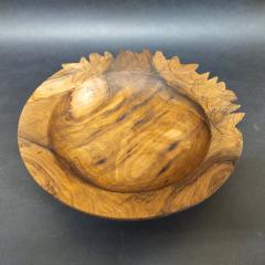 Assiette artisanale en noyer massif sculptée à la main, motif feuilles de lierre, pièce unique d’art décoratif en bois noble, création d’artisan ébéniste / Handgemaakte schaal in massief notenhout met handgesneden klimopblad motief, uniek houten kunstobject van ambachtelijke houtbewerker / Handmade solid walnut carved plate with ivy leaf motif, one-of-a-kind wooden art piece crafted by skilled wood artisan