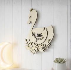 Veilleuse en bois en forme de cygne, décoration poétique pour chambre de bébé ou enfant, idée cadeau naissance douce et intemporelle / Houten nachtlampje in zwaanvorm, poëtische decoratie voor baby- of kinderkamer, lief cadeau-idee bij geboorte / Wooden swan night light, poetic decor for baby or child’s room, gentle and timeless newborn gift idea