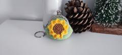 Porte-clés pochette tournesol fait main, accessoire kawaii ultra mignon, petit cadeau feel-good qui fait sourire / Handgemaakte zonnebloem sleutelhanger met etui, super schattig kawaii cadeautje / Handmade sunflower pouch keychain, ultra cute kawaii accessory, feel-good gift