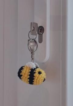 Porte-clés abeille fait main ultra mignon, petit compagnon façon Labubu, accessoire kawaii à accrocher partout / Handgemaakte bijen sleutelhanger super schattig, kawaii Labubu vibe / Handmade bee keychain ultra cute, Labubu-style adorable accessory