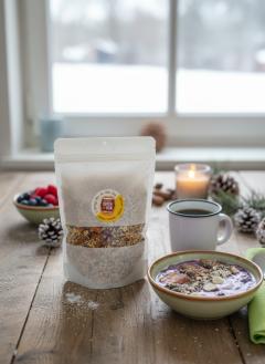 Porridge sans gluten mangue et chanvre 80g présenté sur une table avec fruits et bol, petit-déjeuner sain, naturel et coloré, produit artisanal alimentaire proposé sur wimzzi.com, idéal pour bien commencer la journée ou offrir un cadeau gourmand / Glutenvrije havermout met mango en hennep 80g gepresenteerd op tafel met fruit en kom, gezond en natuurlijk ontbijt, ambachtelijk voedingsproduct te koop op wimzzi.com, perfect om de dag goed te starten of als food cadeau / Gluten-free mango hemp porridge 80g displayed on a table with fruit and bowl, healthy and natural breakfast option, artisanal food product sold on wimzzi.com, ideal to start the day well or as a gourmet gift