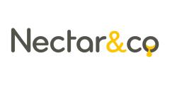 Logo Nectar and Co, marque belge spécialisée en produits apicoles artisanaux, alimentation naturelle et bio, savoir-faire local, artisan alimentaire made in Belgium, gage de qualité et de confiance Wimzzi / Logo van Nectar and Co, Belgisch merk van ambachtelijke bijenproducten, natuurlijke en biologische voeding, lokaal vakmanschap, geselecteerd door Wimzzi / Nectar and Co logo, Belgian artisan food brand, natural and organic bee products, trusted local producer curated by Wimzzi